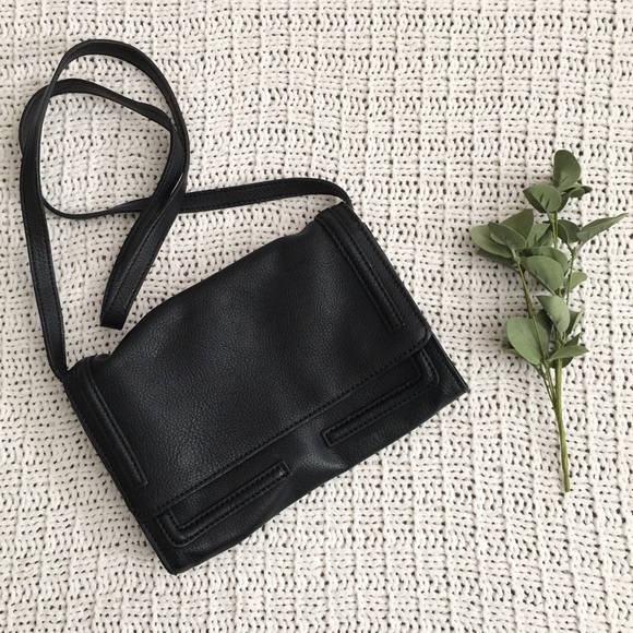 Liz Claiborne Handbags - ♦️liz claiborne | black crossbody purse or clutch